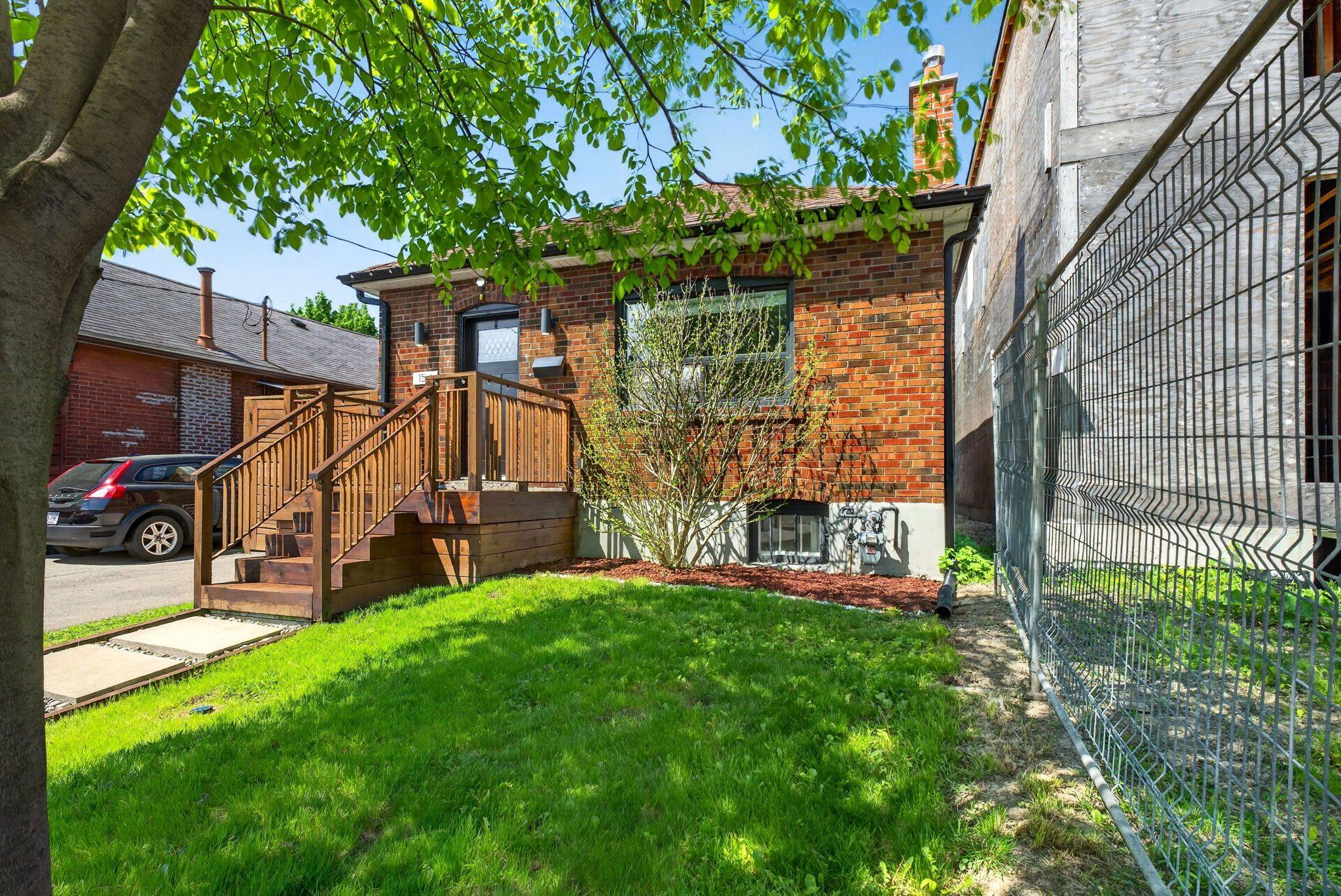154 Fifth ST, Toronto W06, ON M8V 2C7