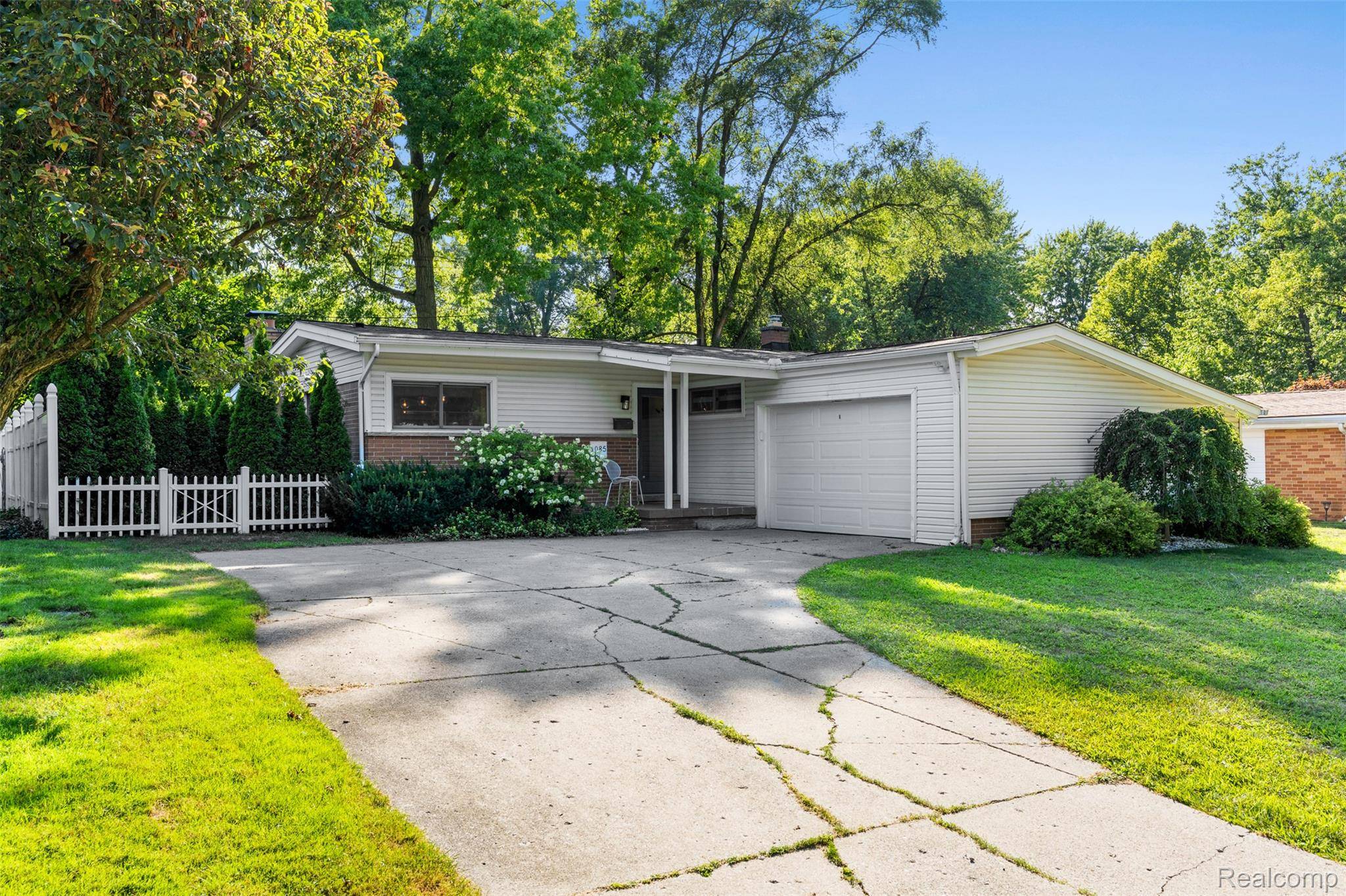 1085 Brooklawn DR, Troy, MI 48084