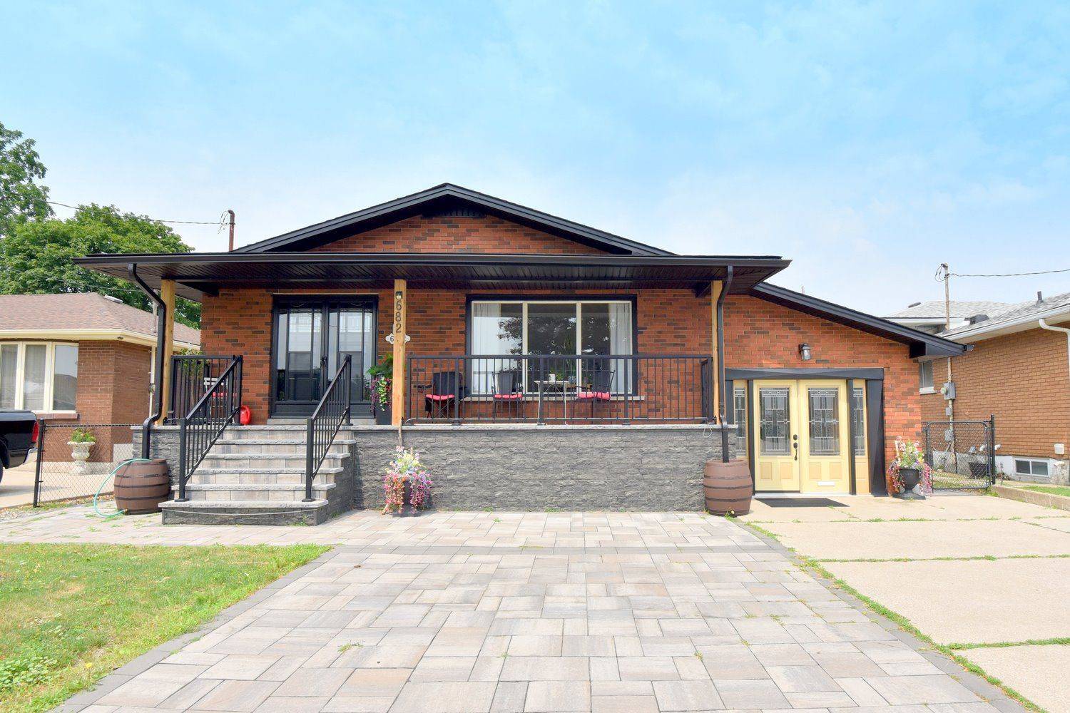 682 Mohawk RD W, Hamilton, ON L9C 1X8