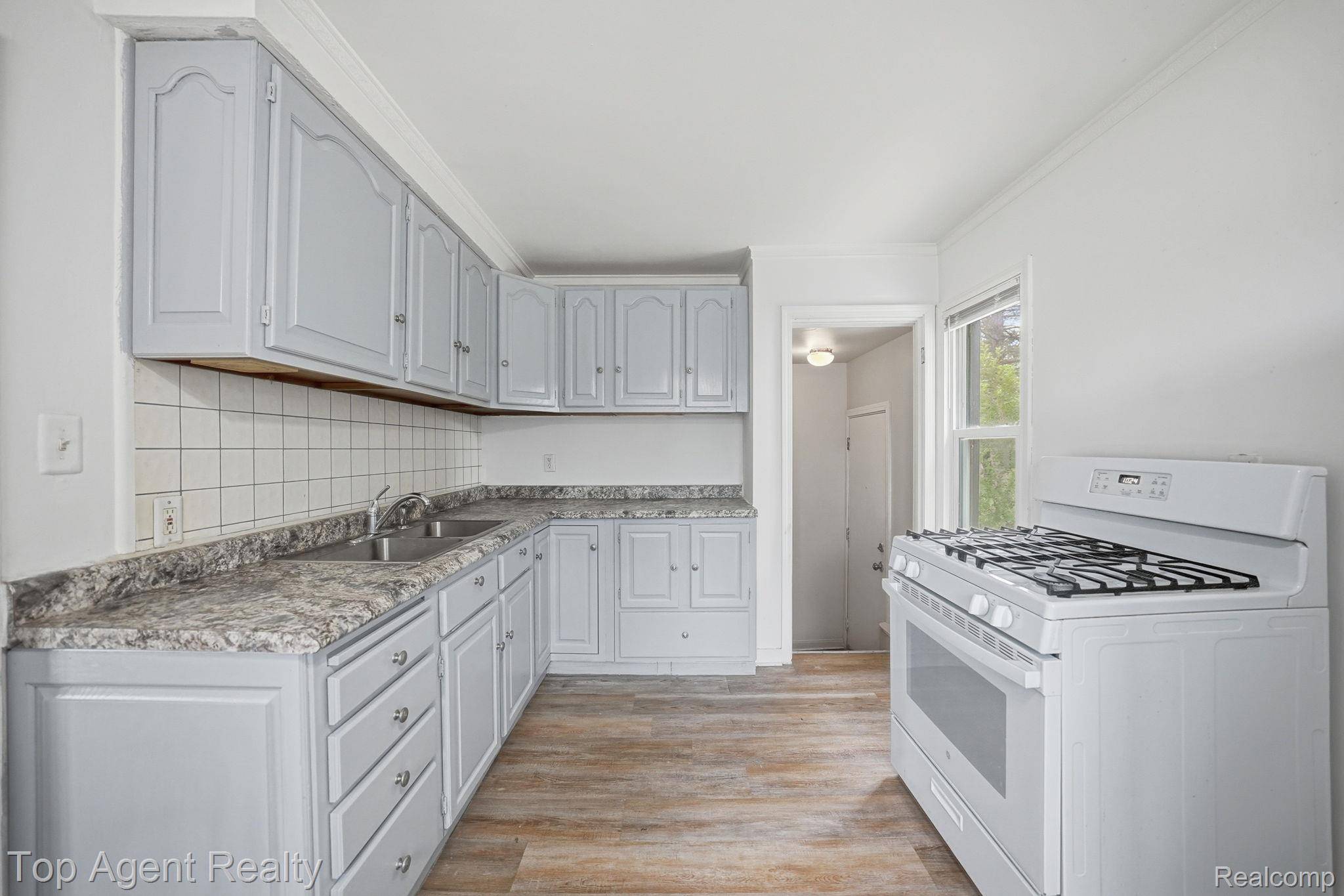 28553 Pinehurst ST, Roseville, MI 48066