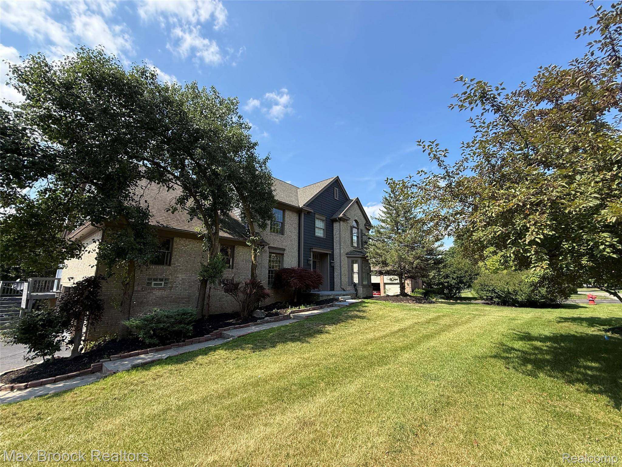 3382 Long Meadow CT, West Bloomfield Charter Township, MI 48324