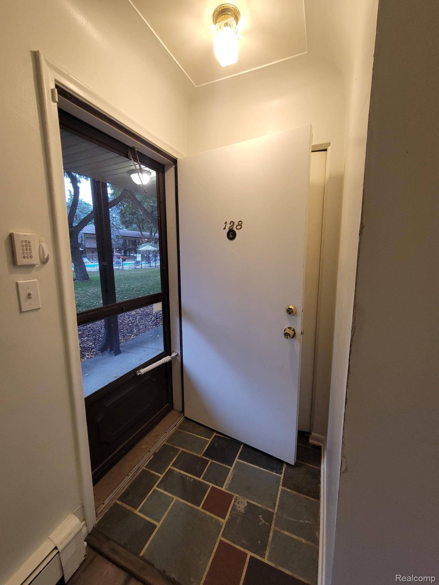 995 N Cass Lake RD #128, Waterford Charter Township, MI 48328