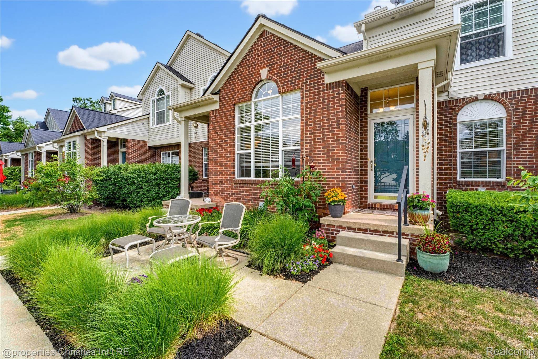 35104 Emma CIR, Commerce Charter Township, MI 48390