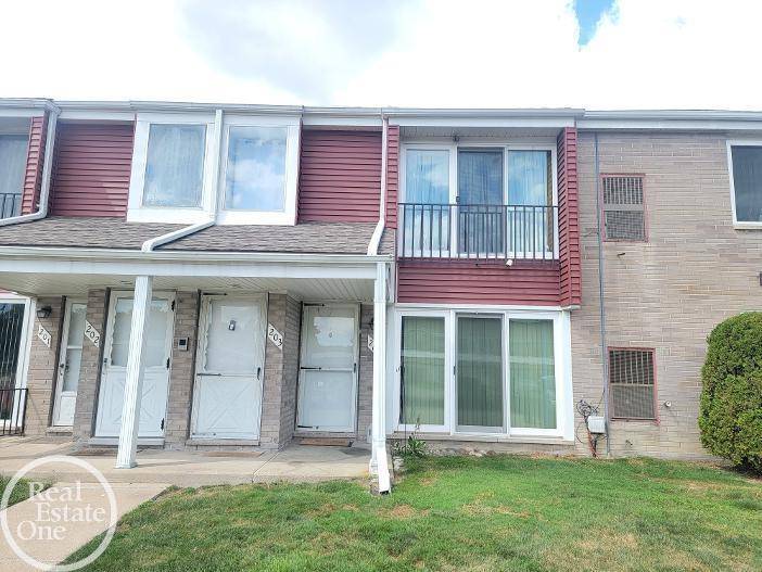 203 Sunset LN, St Clair Shores, MI 48082