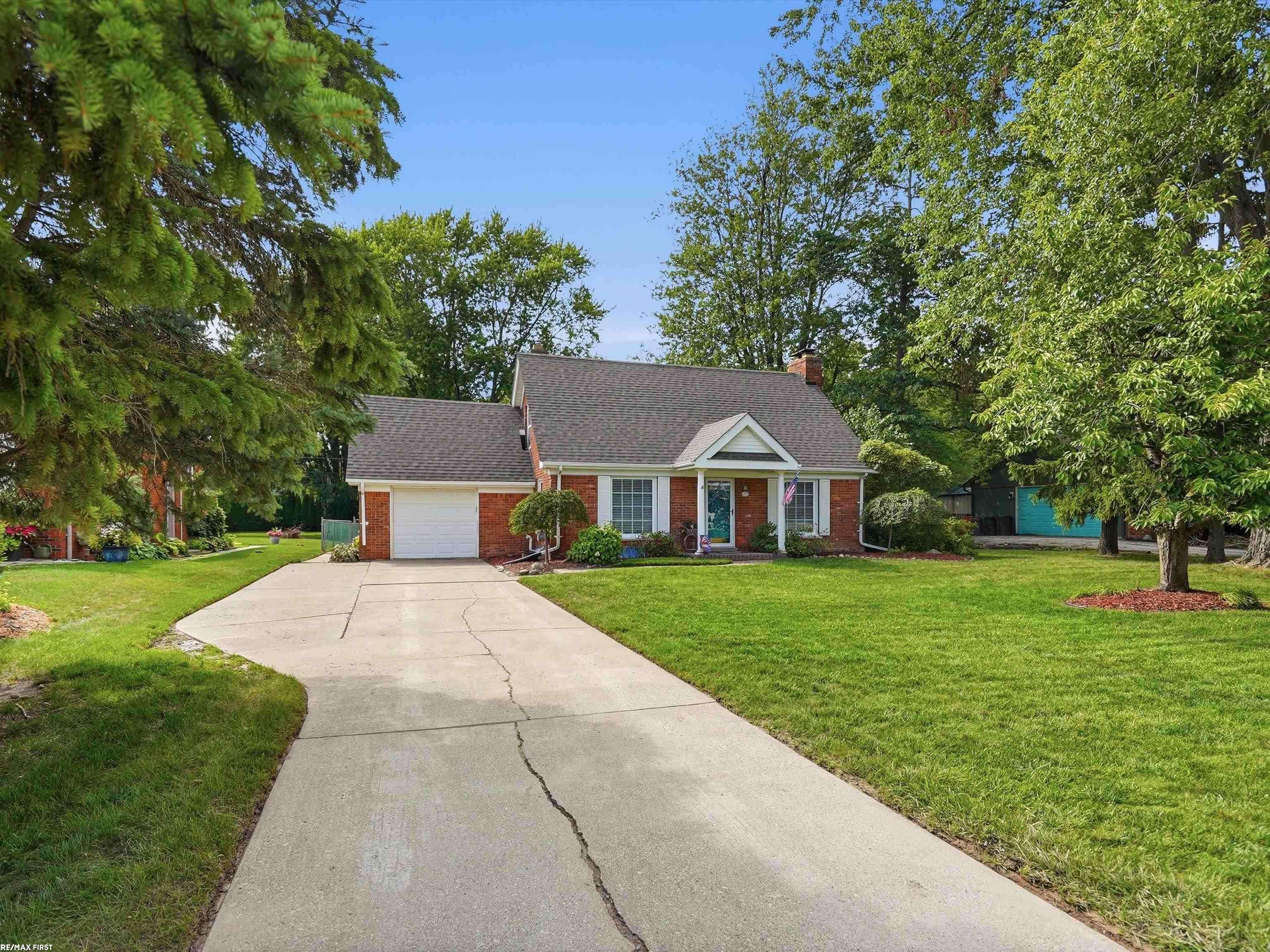 39775 Memory LN, Harrison Twp, MI 48045