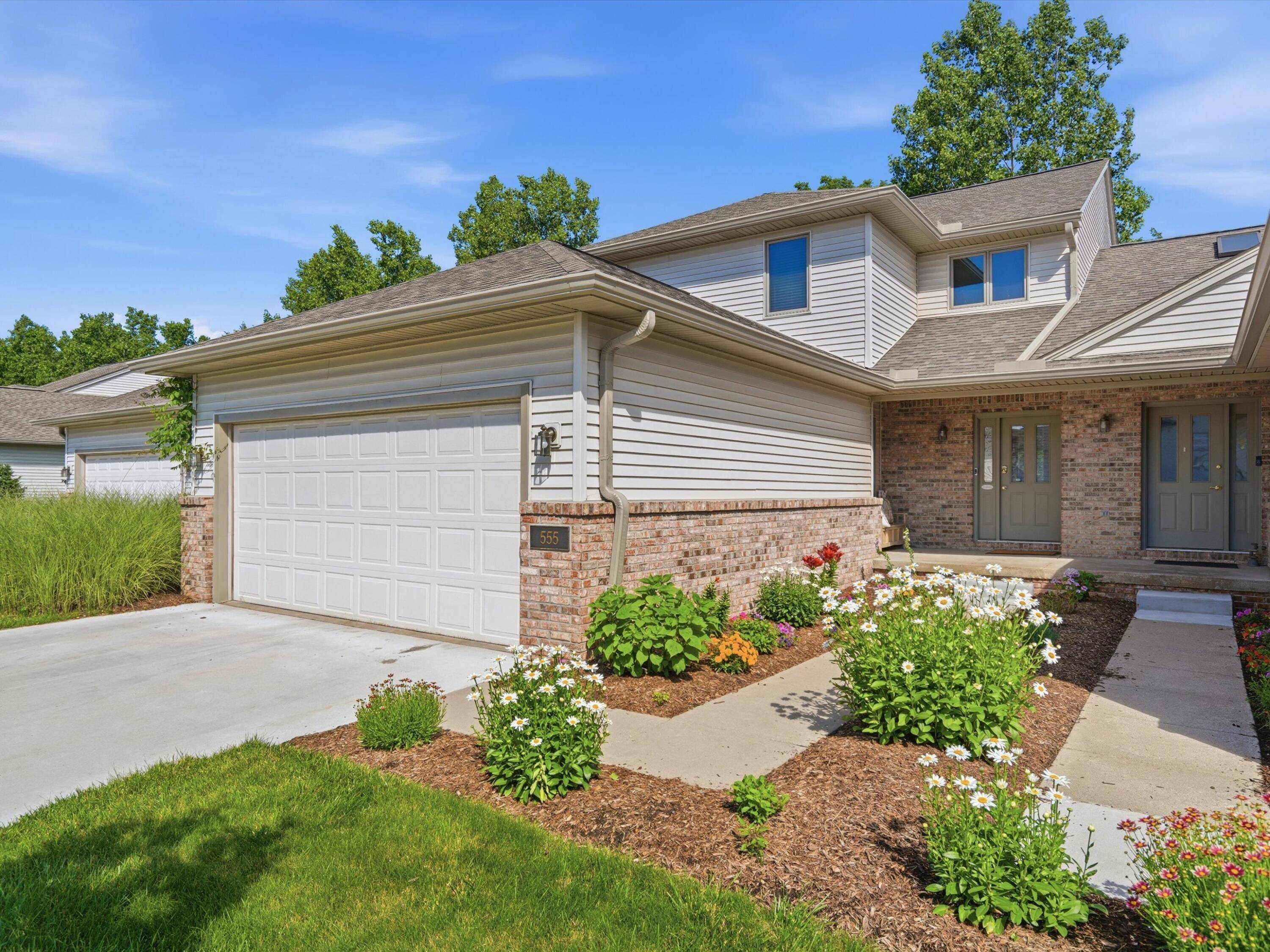 555 Sycamore CIR, Saline City, MI 48176