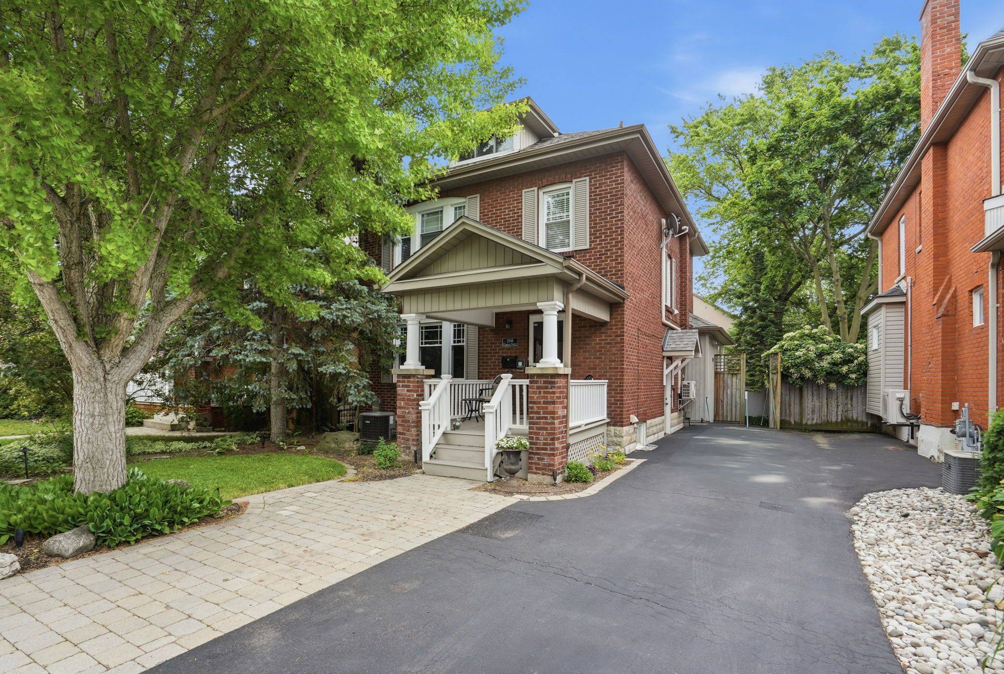 2116 Caroline ST, Burlington, ON L7R 1L8