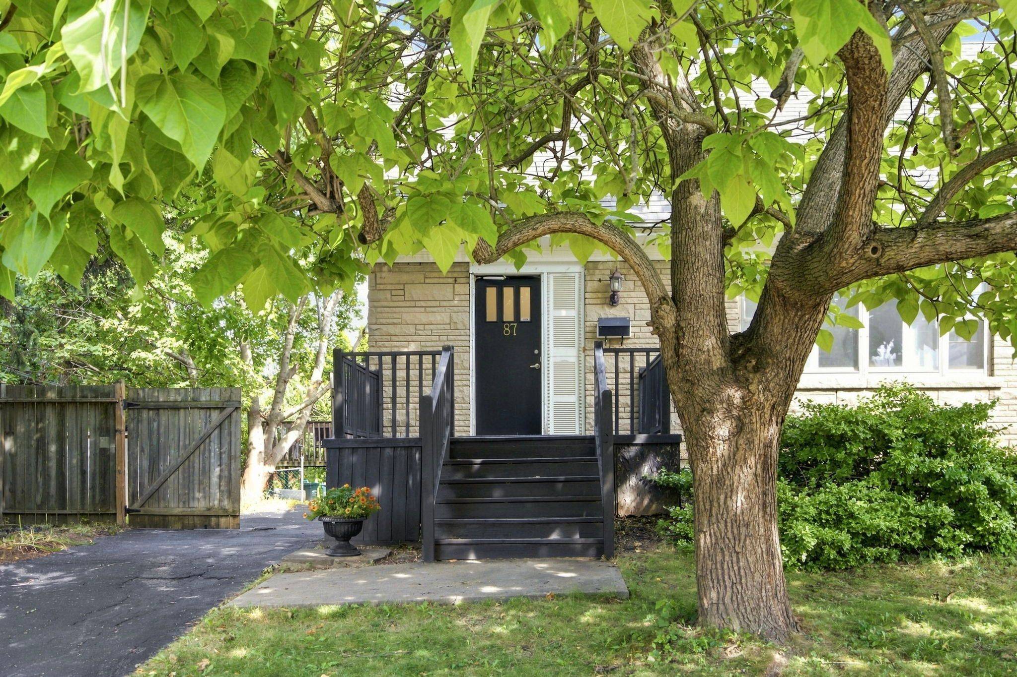 87 Radford ST, Hamilton, ON L8S 3E5