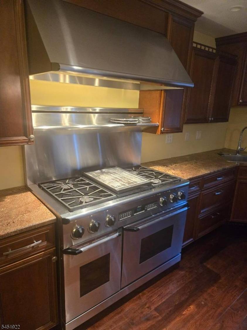 14 Larch St, Carteret Boro, NJ 07008