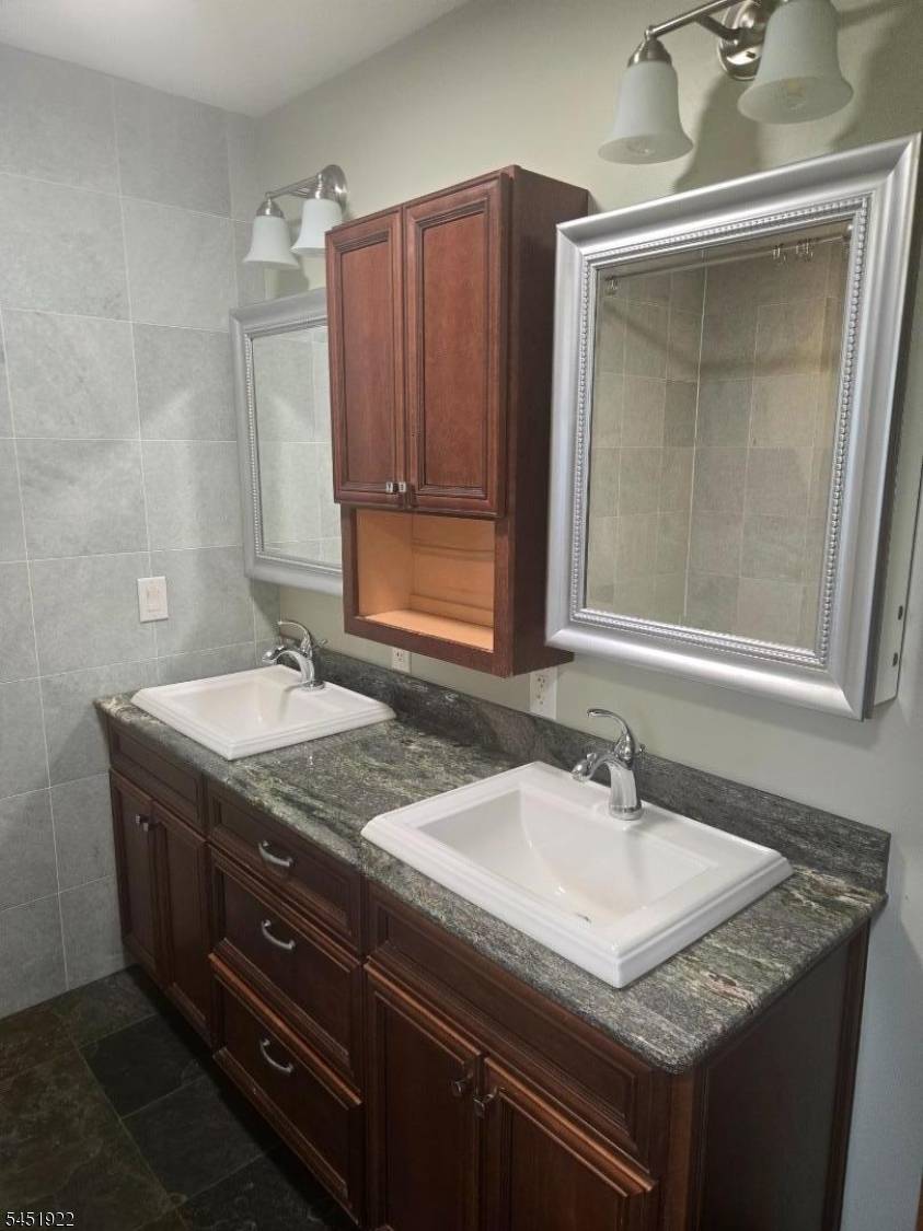 14 Larch St, Carteret Boro, NJ 07008