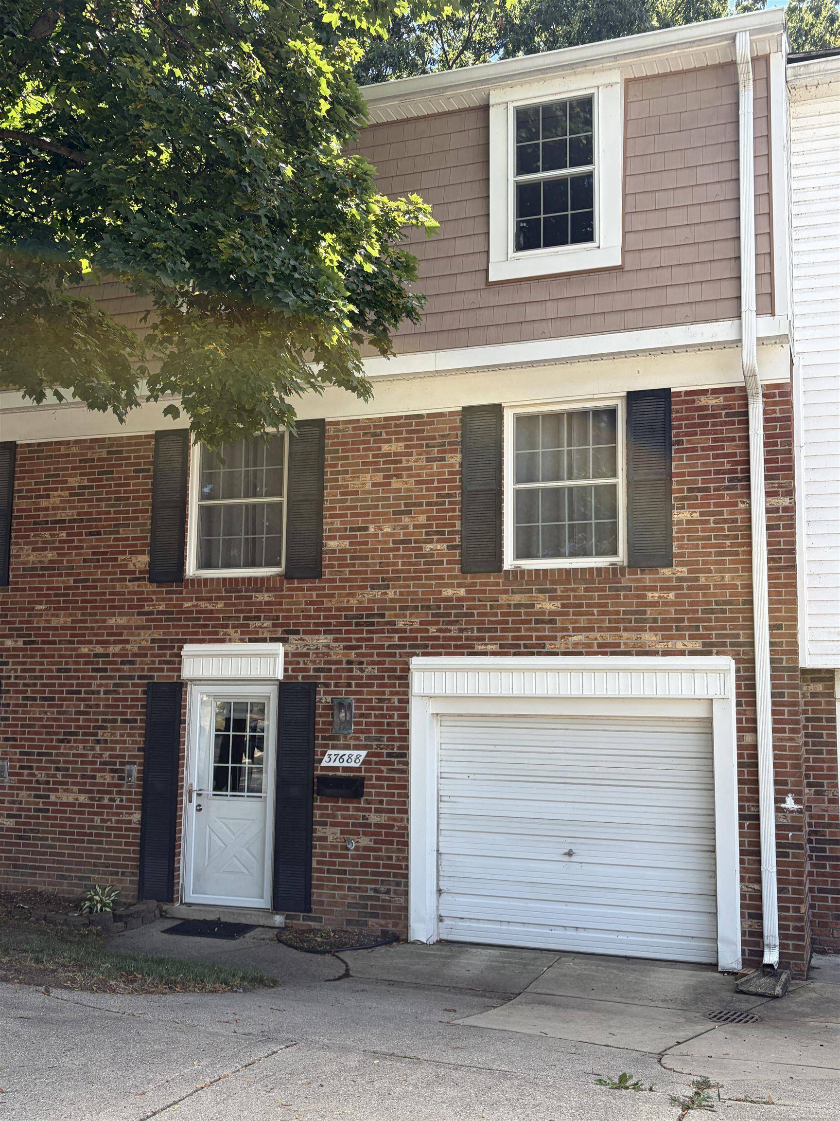 37688 Charter Oaks BLVD, Clinton Twp, MI 48036