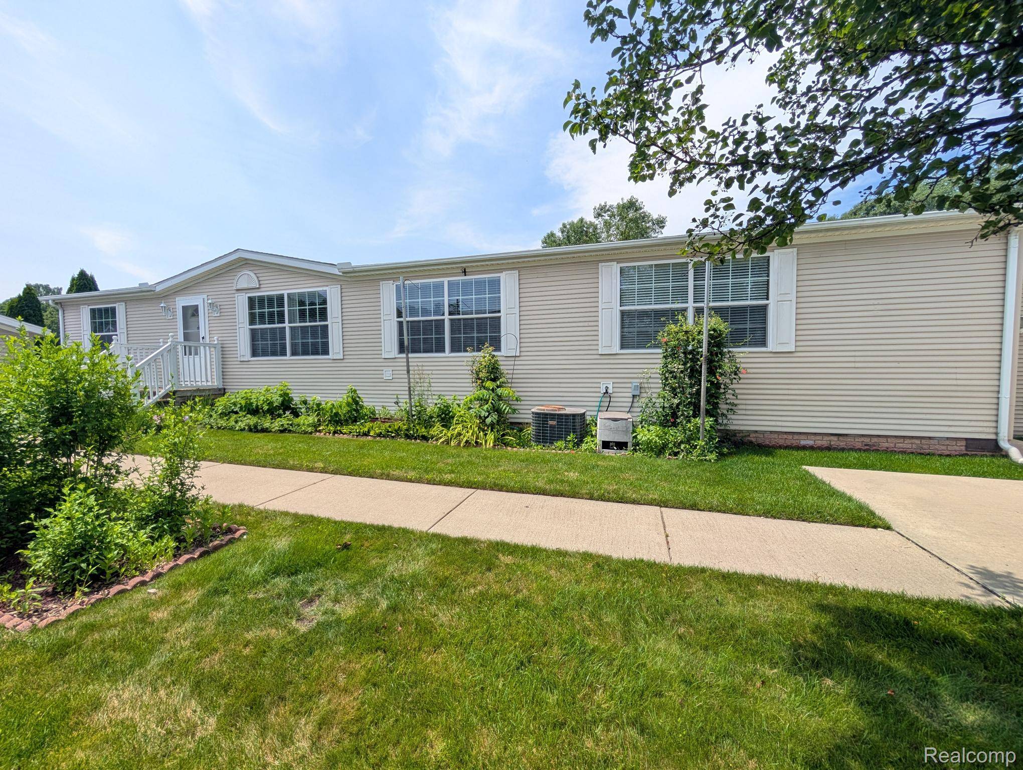 11766 Village Pines CT, Green Oak Township, MI 48178