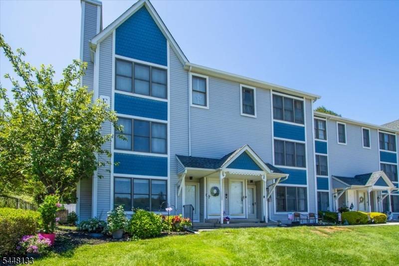 2 Heritage Ln, Hamburg Boro, NJ 07419