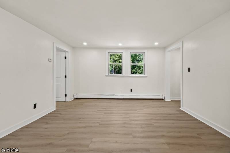 107 Oak Grove Rd, Raritan Twp., NJ 08822