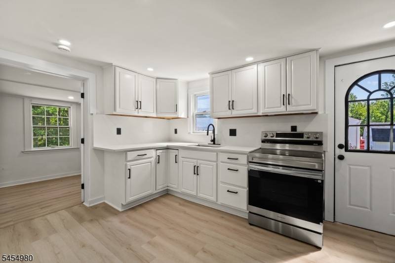 107 Oak Grove Rd, Raritan Twp., NJ 08822
