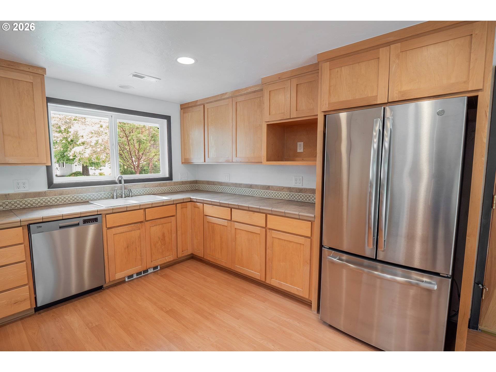 100 E 39TH AVE, Eugene, OR 97405