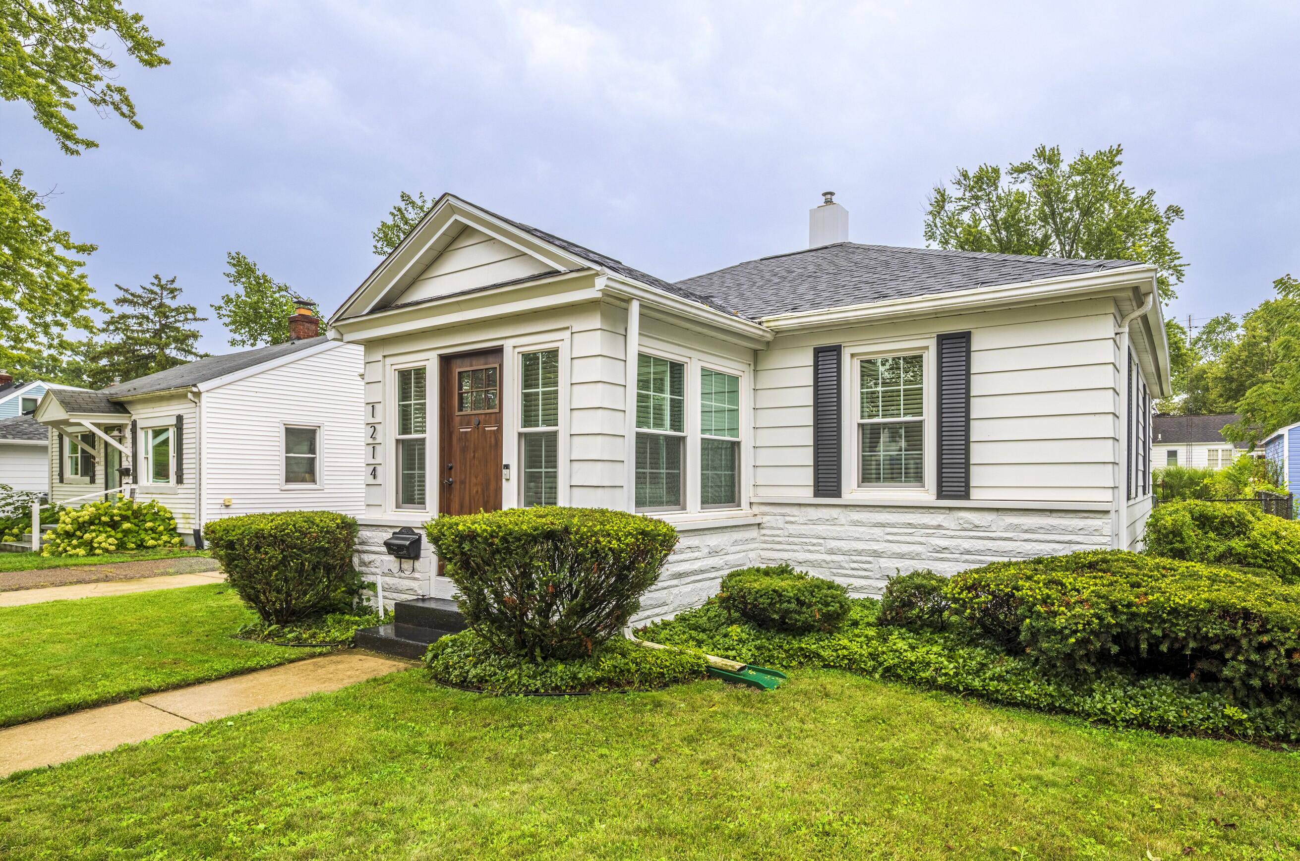 1214 Mohawk LN, St. Joseph City, MI 49085