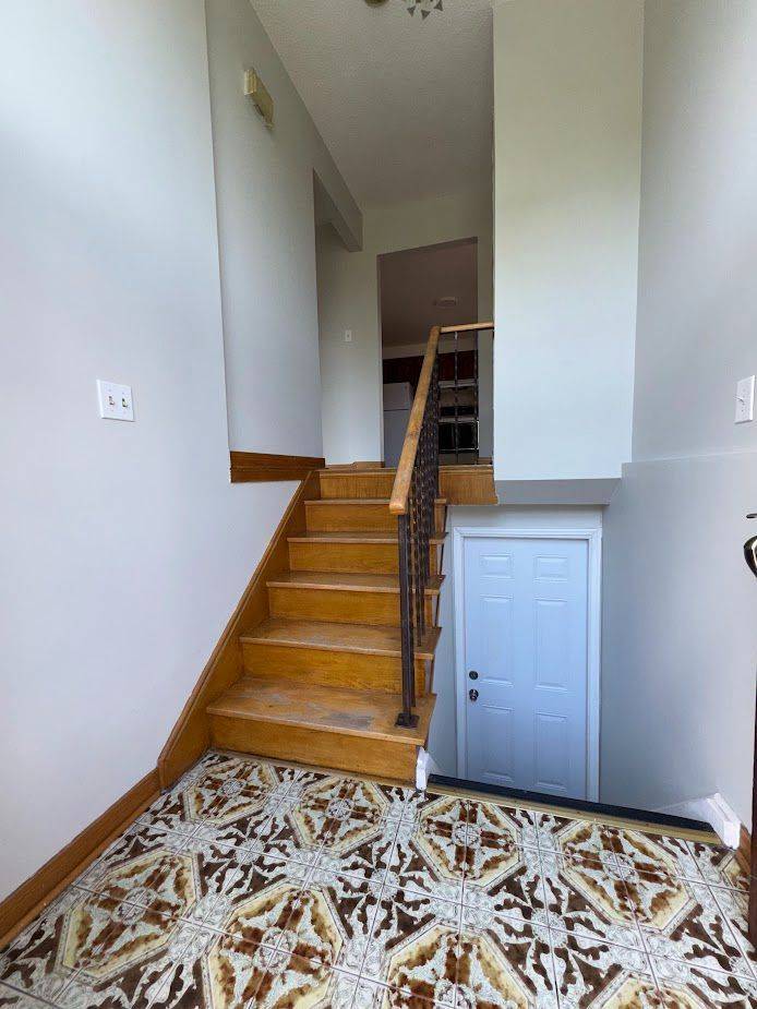 6 Privet RD, Toronto W05, ON M3M 1C1