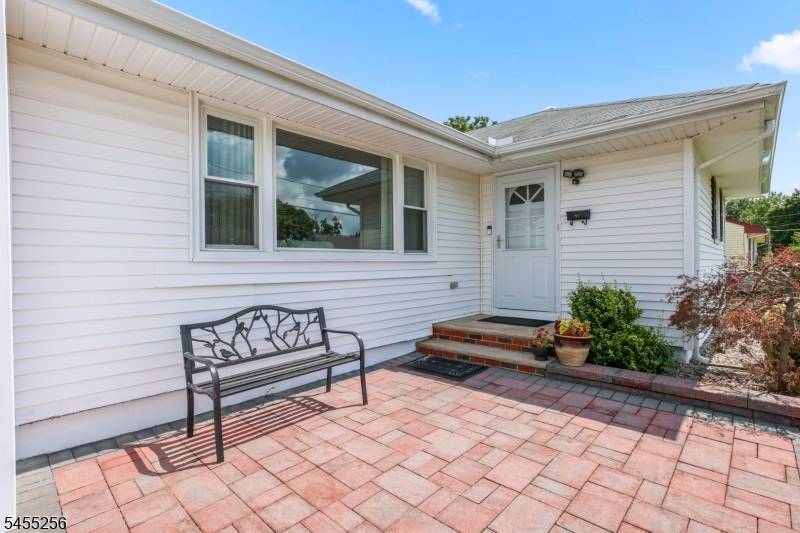 13 Briarwood Dr, Franklin Twp., NJ 08873