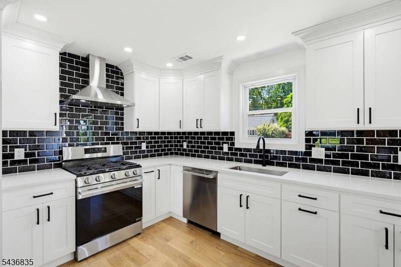 48 Kendall Dr, Sayreville Boro, NJ 08859