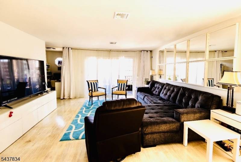 67 71St St #2, Guttenberg Town, NJ 07093