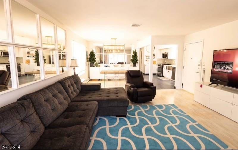 67 71St St #2, Guttenberg Town, NJ 07093