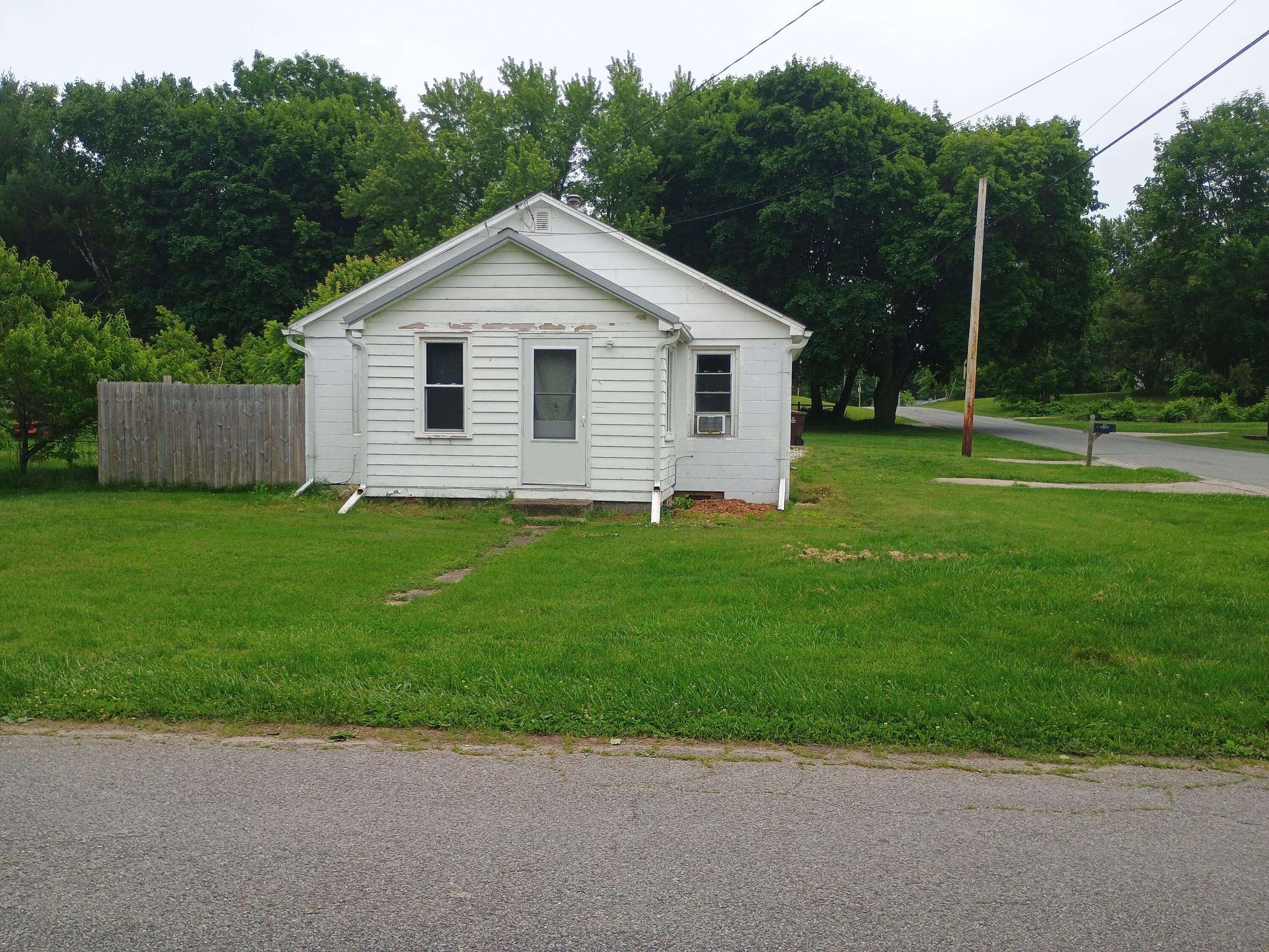 502 E Forest ST, Edmore Vlg-home Twp, MI 48829