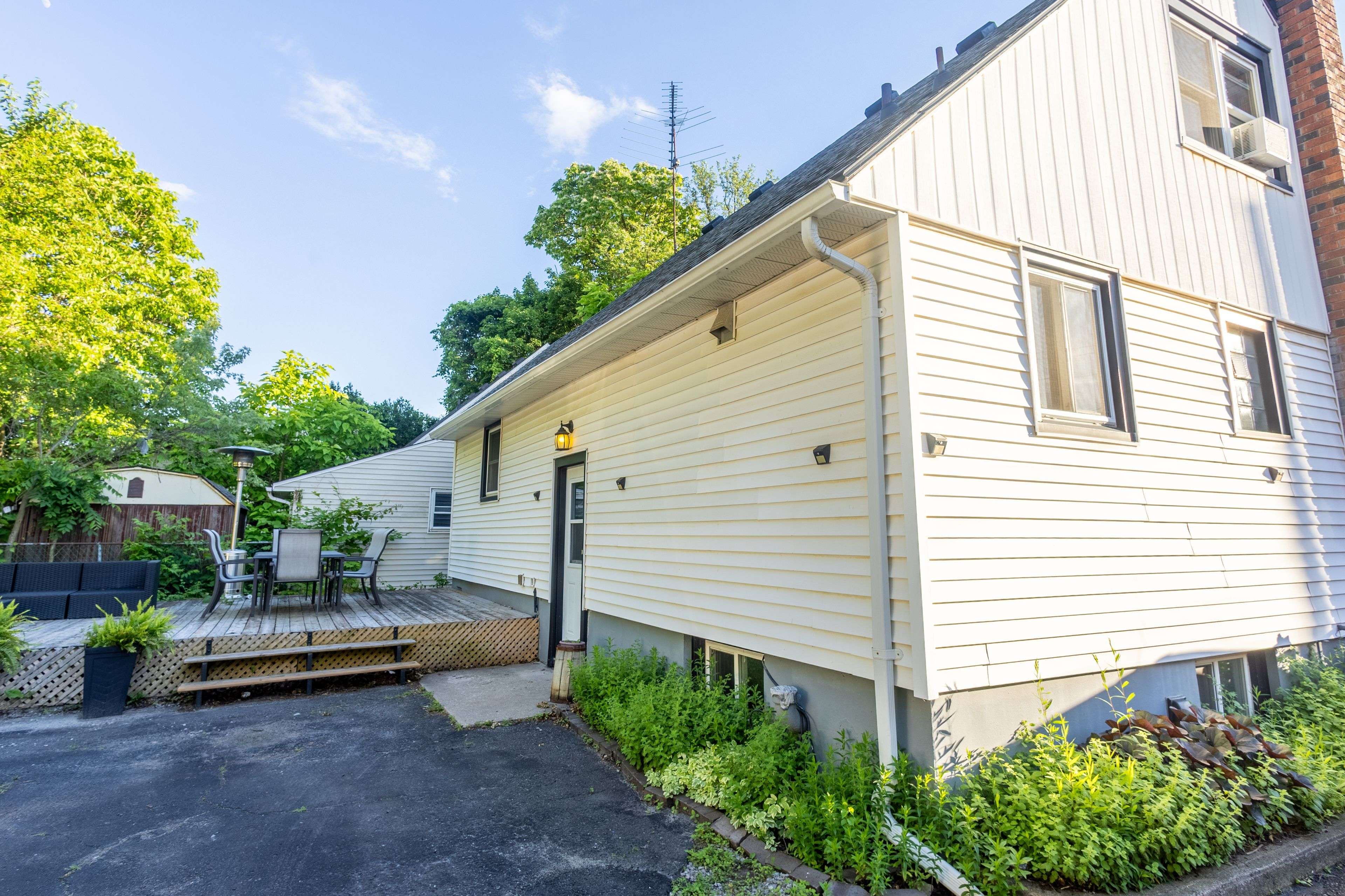 6088 Dorchester RD, Niagara Falls, ON L2G 5T2