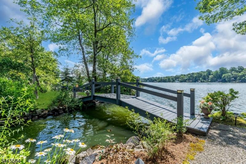 29 Air Castle Isle, Hopatcong Boro, NJ 07821