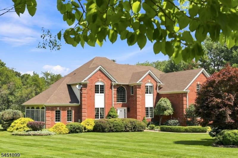 22 Ascot Dr, Washington Twp., NJ 07853
