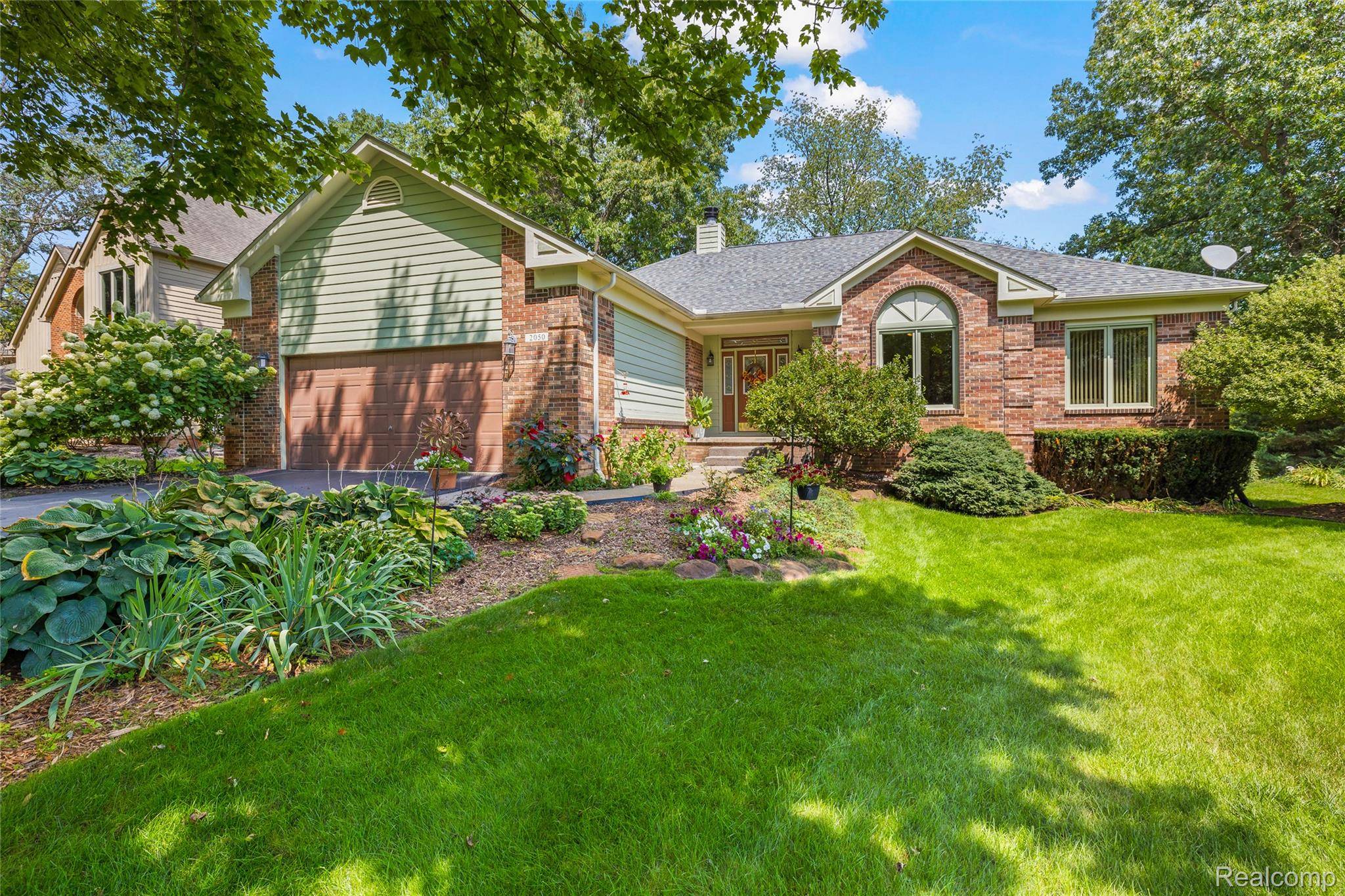 2050 Shire CT, Commerce Charter Township, MI 48382