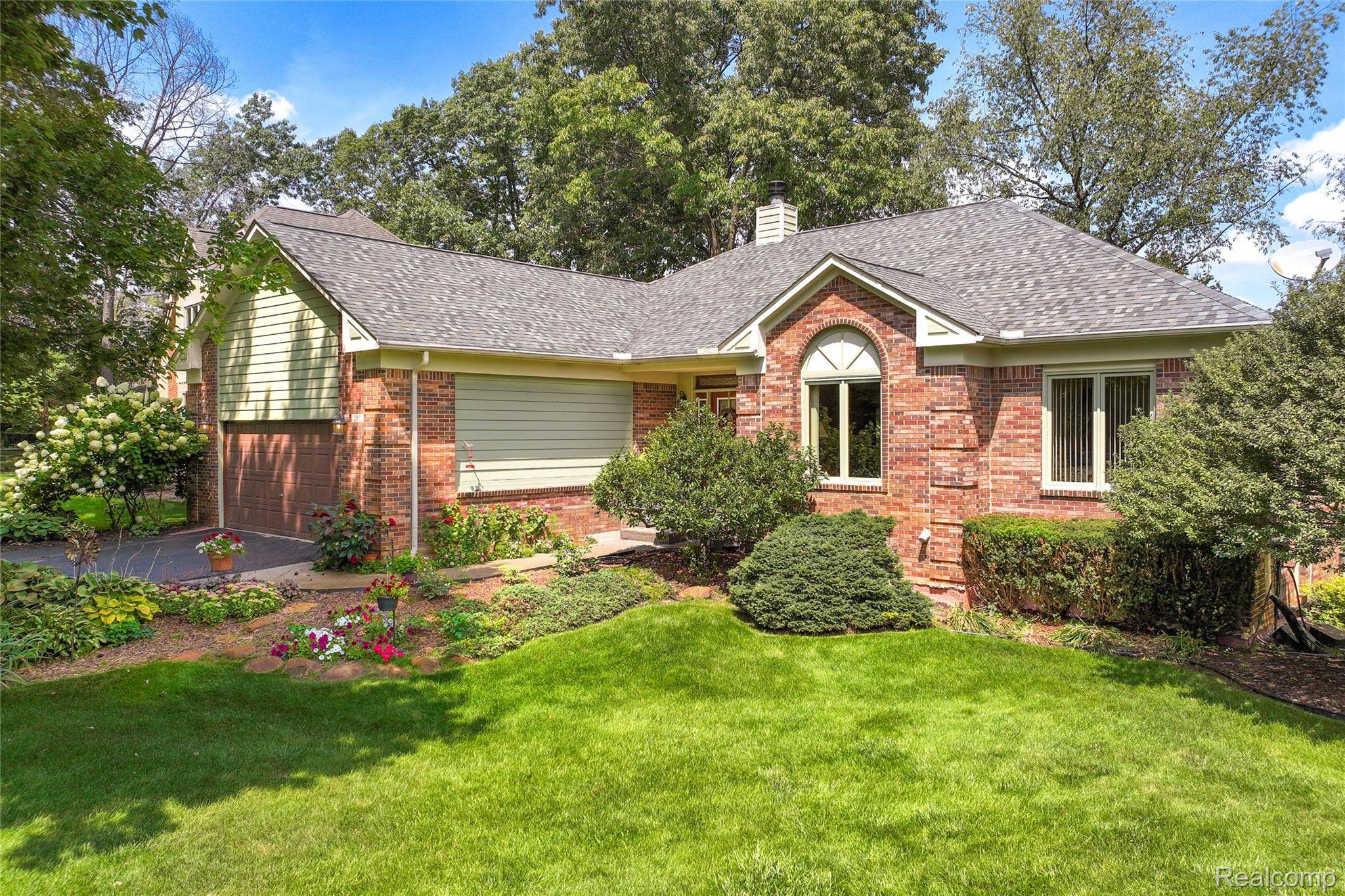 2050 Shire CT, Commerce Charter Township, MI 48382