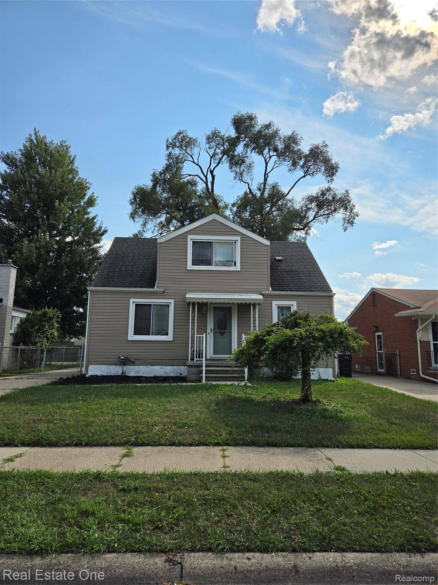 23140 Socia ST, St. Clair Shores, MI 48082