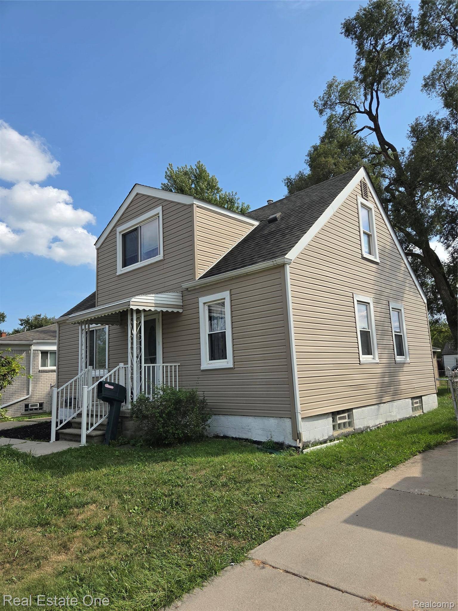 23140 Socia ST, St. Clair Shores, MI 48082