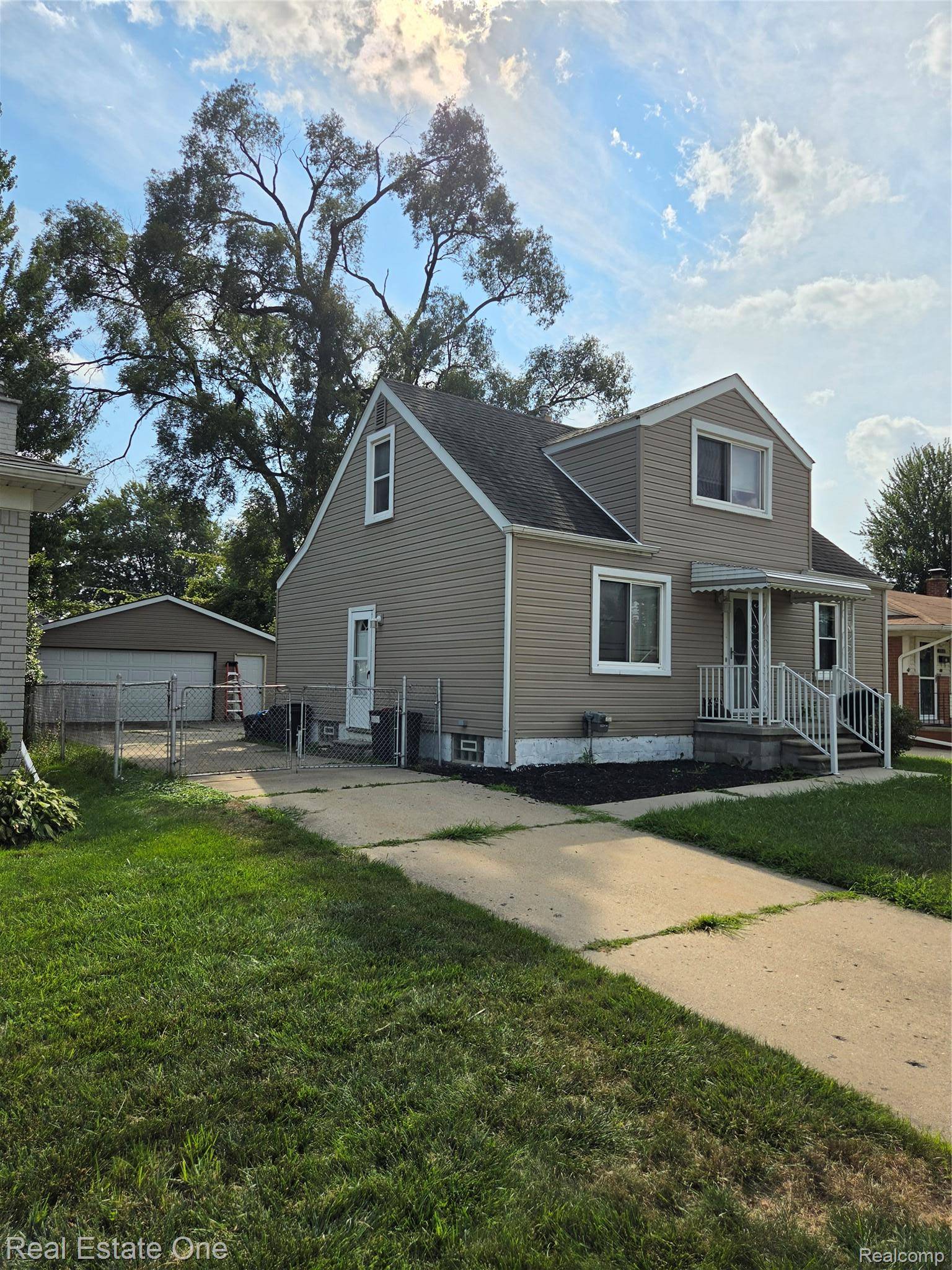 23140 Socia ST, St. Clair Shores, MI 48082