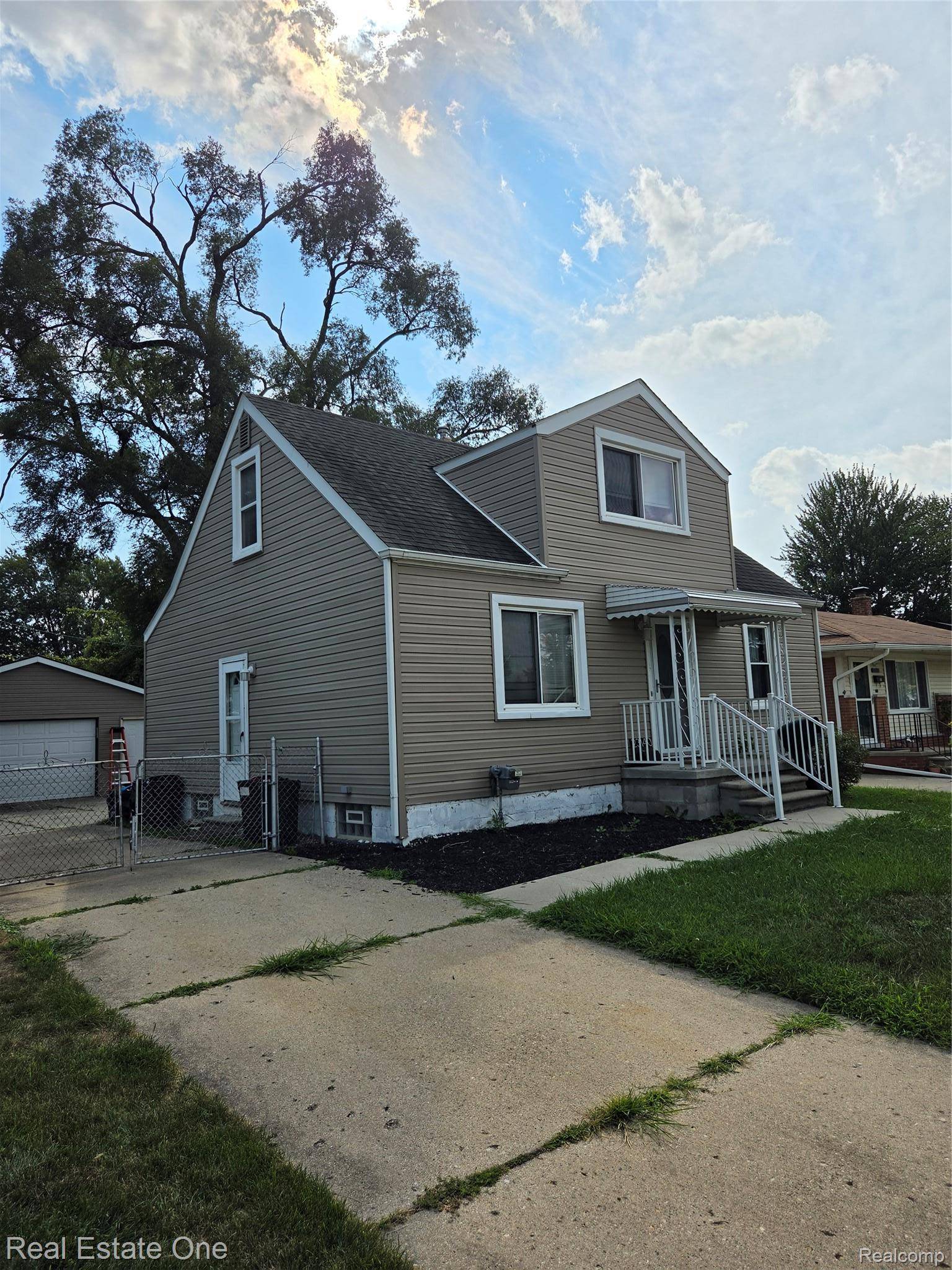 23140 Socia ST, St. Clair Shores, MI 48082