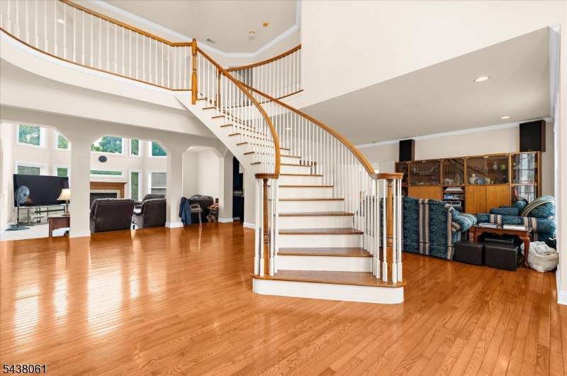 12 Manchur Ct, Raritan Twp., NJ 08822