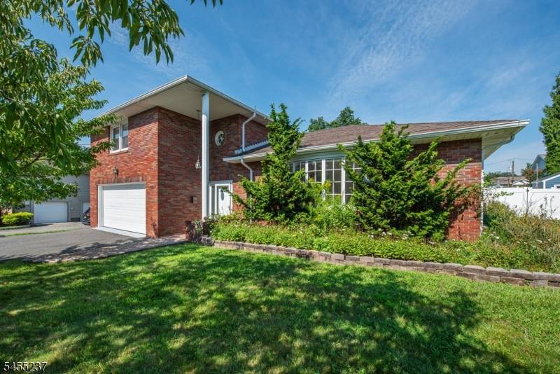 44 Daniels Dr, Clifton City, NJ 07013