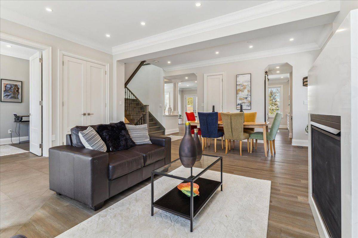 1211 Pinegrove RD, Oakville, ON L6L 2W8
