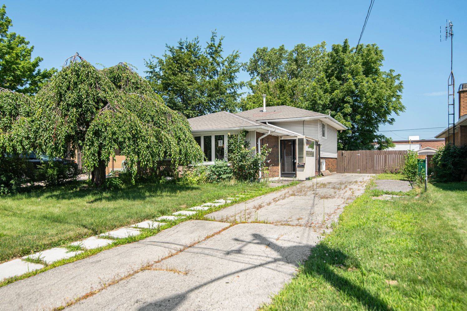 100 Mountain AVE N, Hamilton, ON L8G 3P7