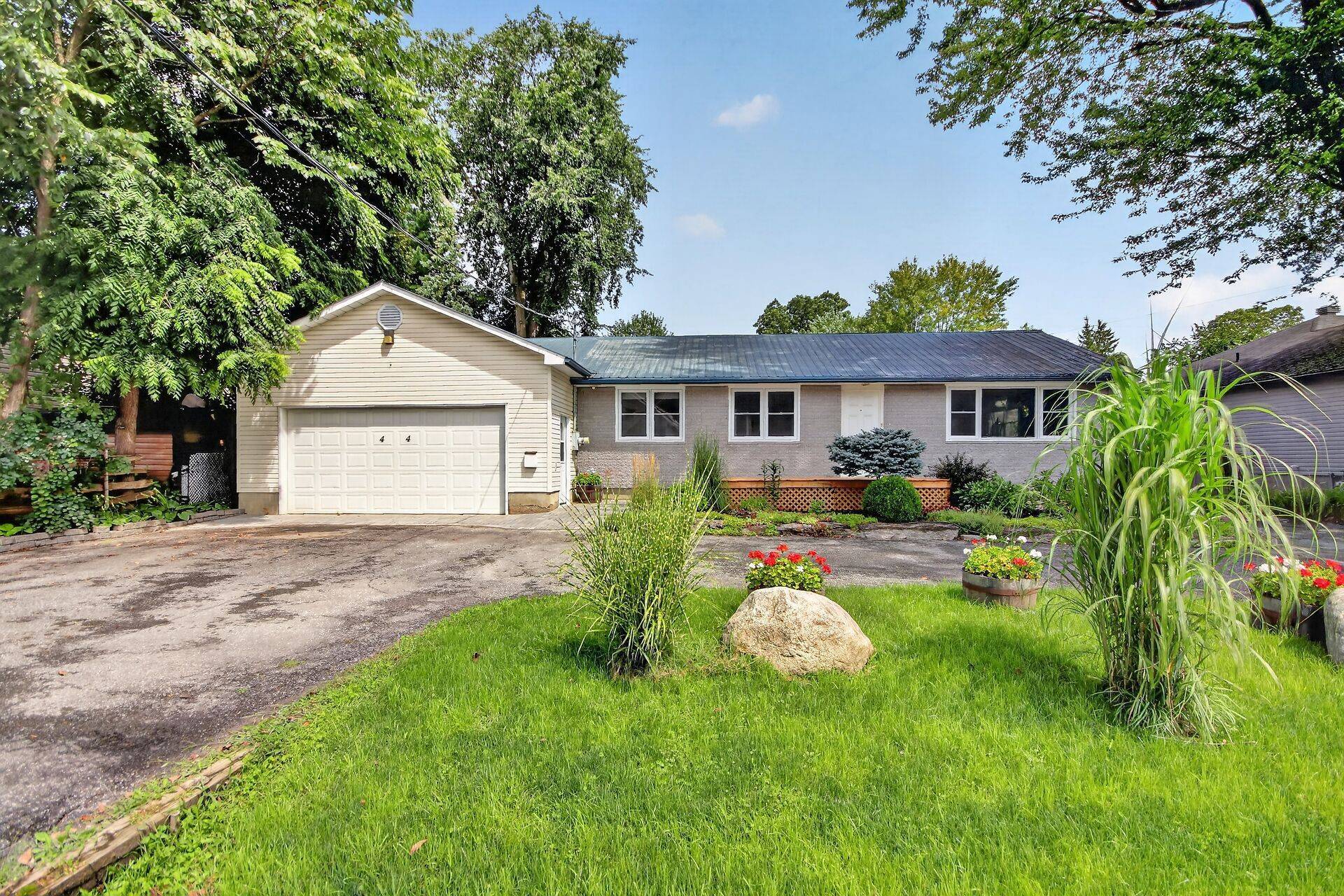 44 Colonel Murray ST, Stittsville - Munster - Richmond, ON K0A 2Z0