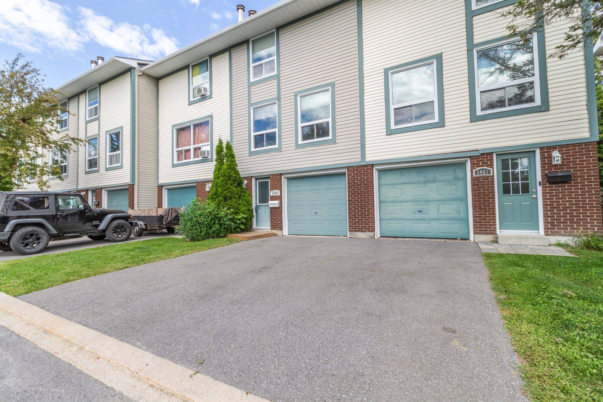 1949 Greenway Park LN, Blackburn Hamlet, ON K1B 5A9