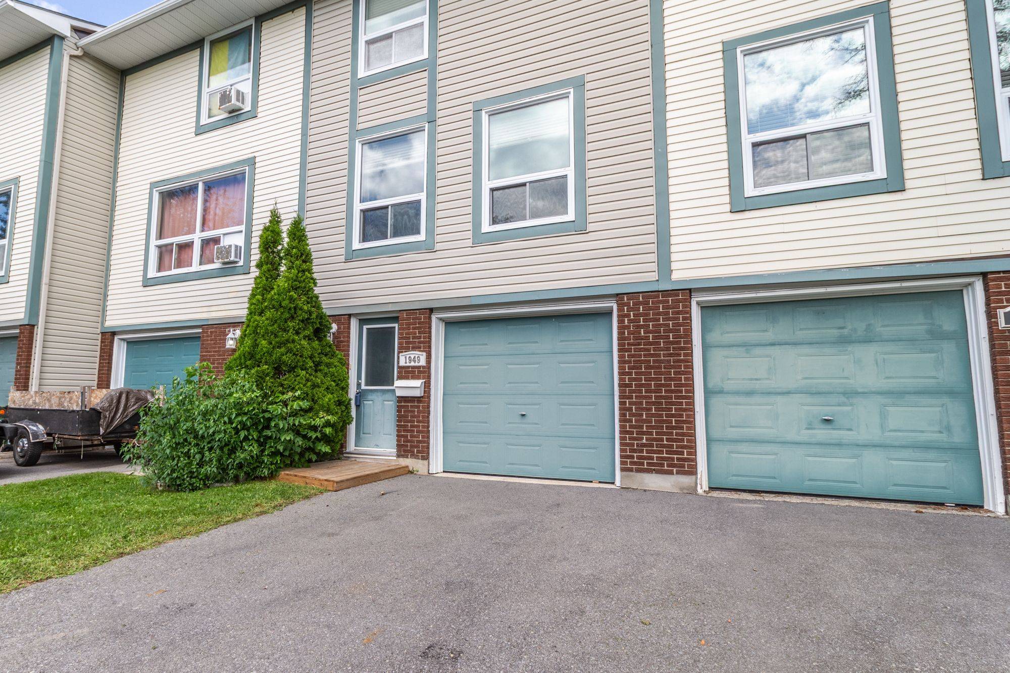1949 Greenway Park LN, Blackburn Hamlet, ON K1B 5A9