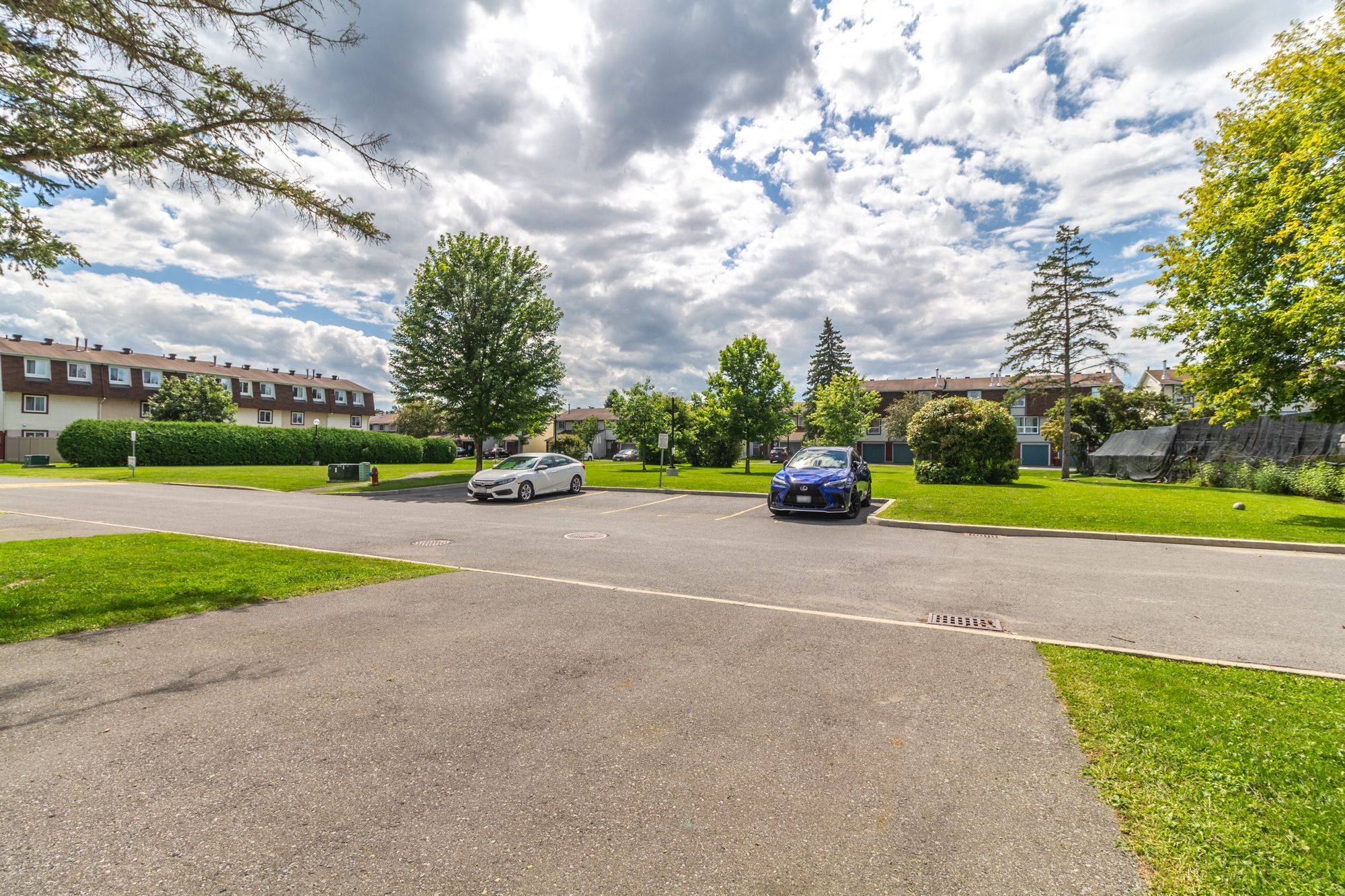 1949 Greenway Park LN, Blackburn Hamlet, ON K1B 5A9