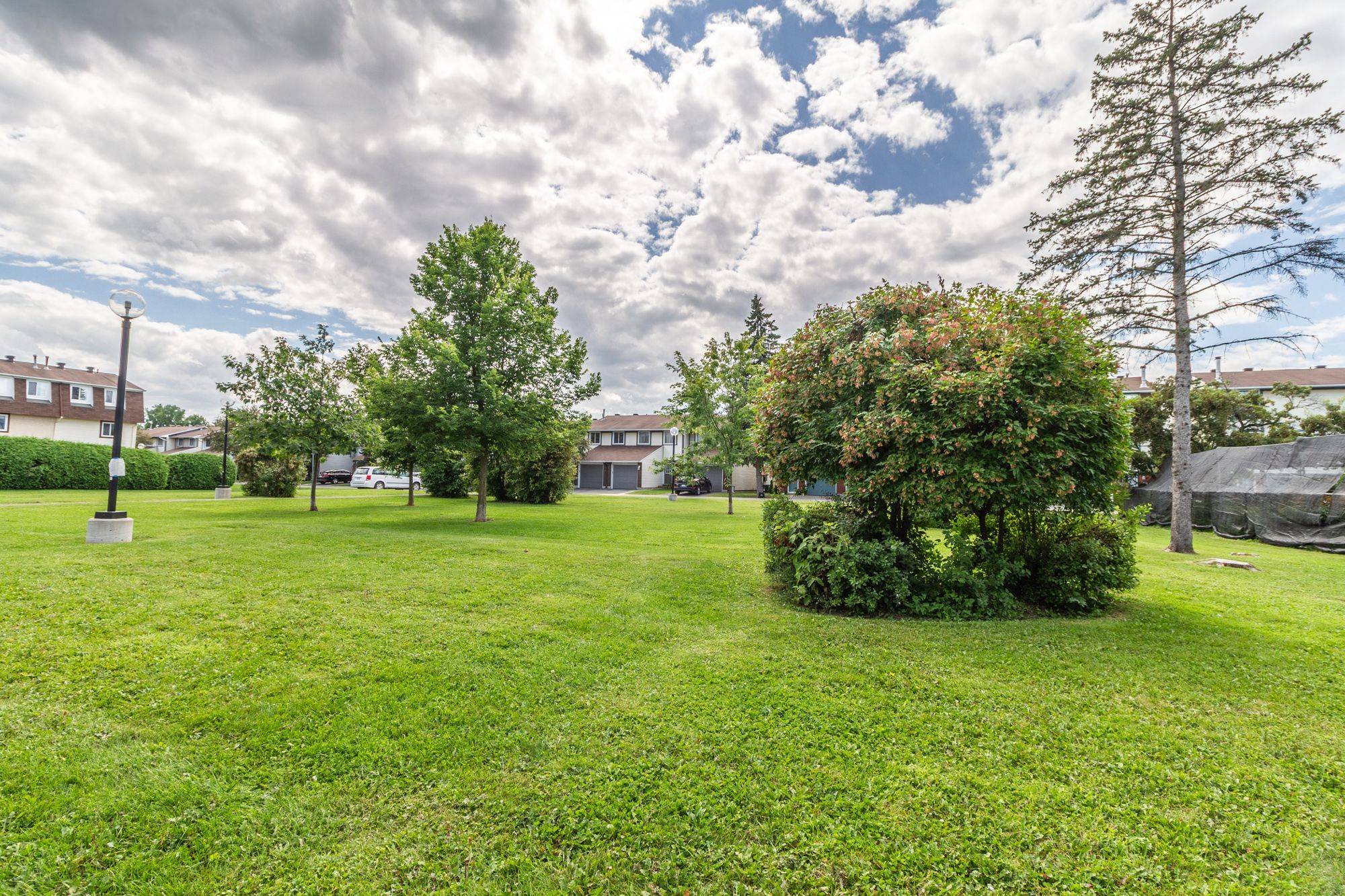1949 Greenway Park LN, Blackburn Hamlet, ON K1B 5A9
