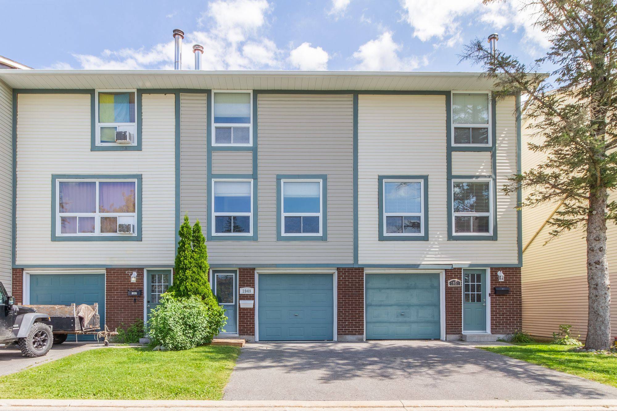 1949 Greenway Park LN, Blackburn Hamlet, ON K1B 5A9