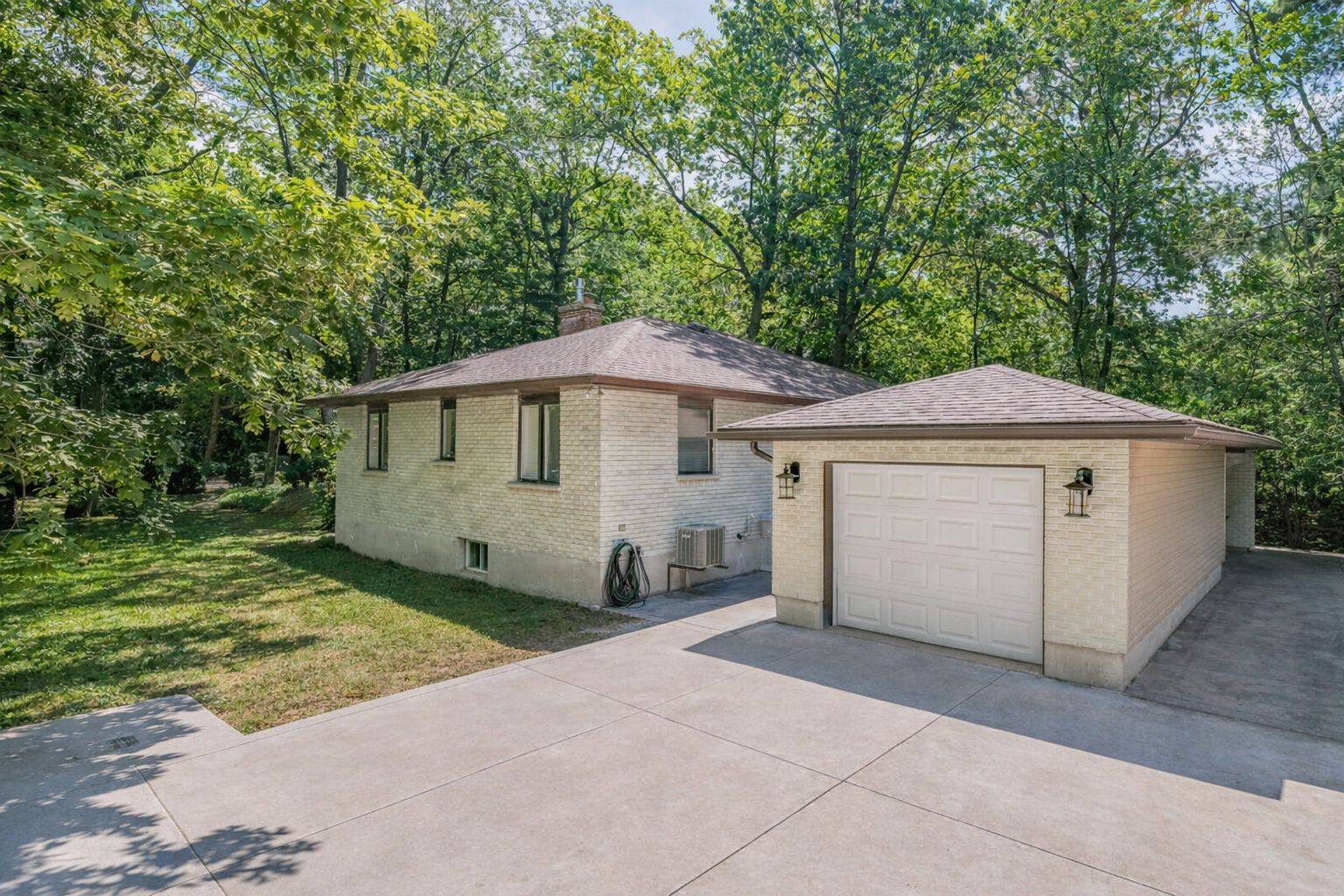 33 Forest AVE, South Huron, ON N0M 1T0