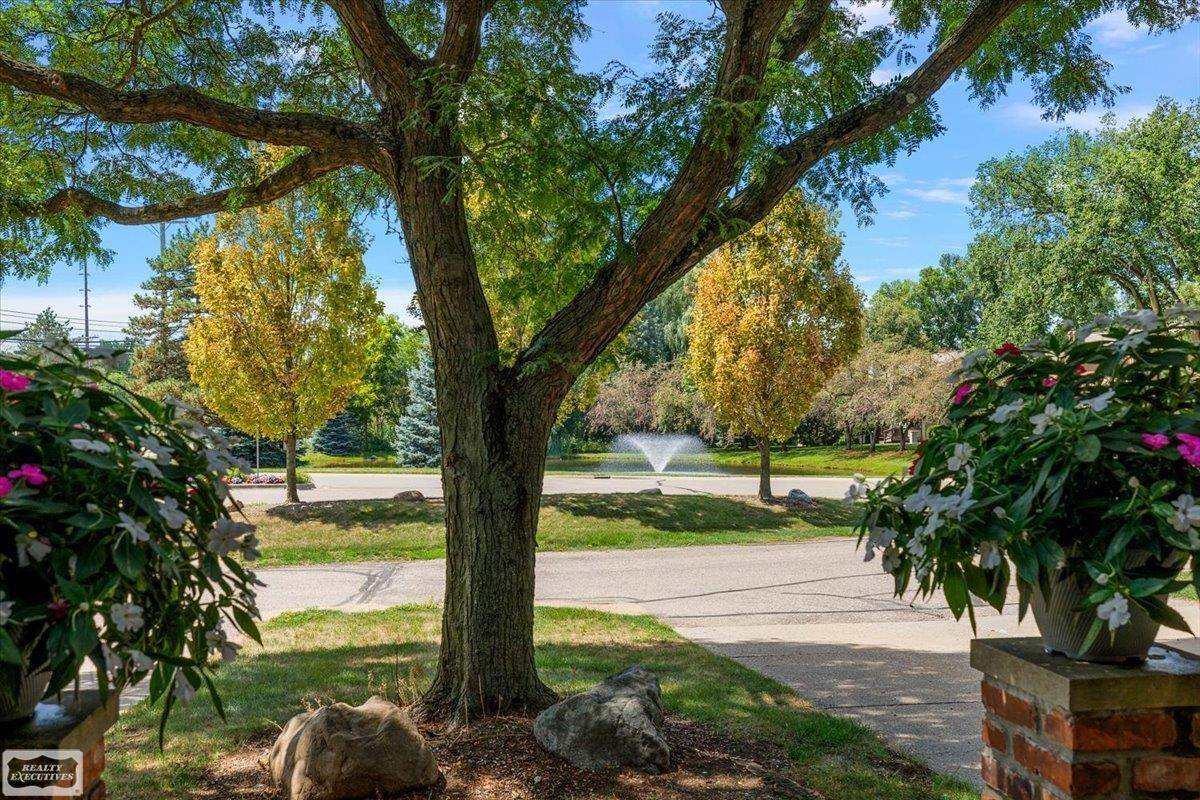1995 Streamwood DR, Rochester Hills, MI 48309