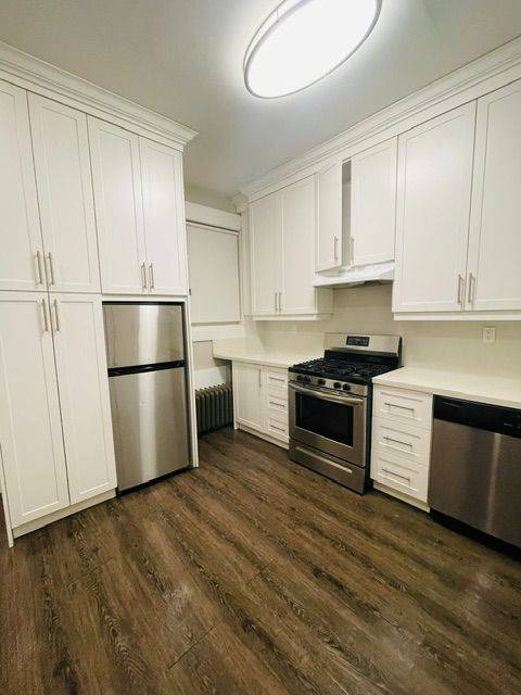376 College ST #2nd Flr, Toronto C01, ON M5T 1S6