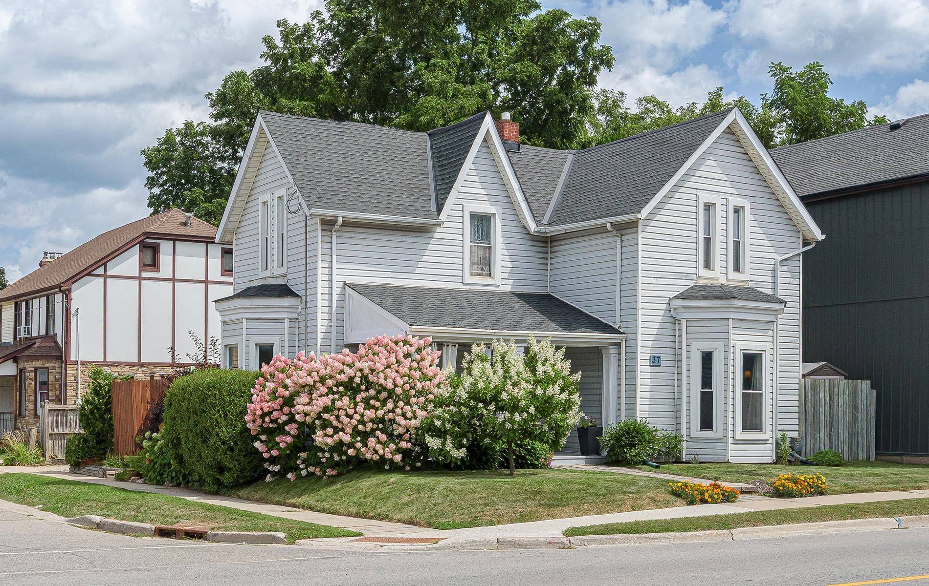 37 Main ST N, Halton Hills, ON L7J 1V5
